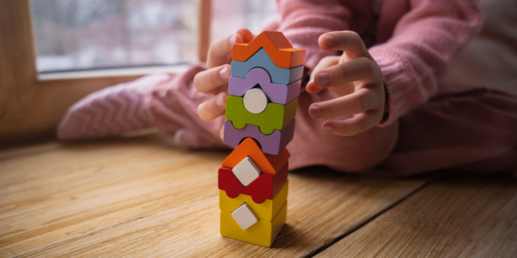 Crianças brincando com blocos coloridos