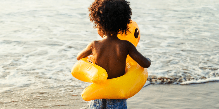 Criança na praia durante o verão