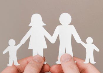 Bonecos de papel recortados representando uma familia