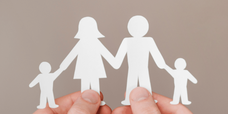 Bonecos de papel recortados representando uma familia