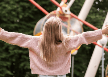 criança em parque de diversões