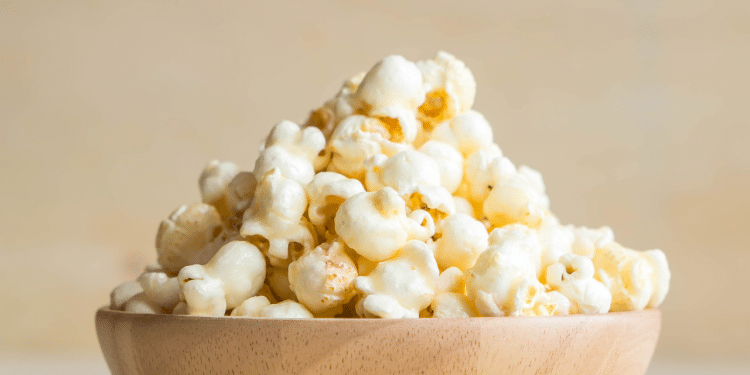 Descubra o que torna a pipoca um risco real para os filhos e aprenda a substituí-lo por um lanche saudável e seguro. Foto: freepik