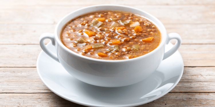 Aprenda a fazer uma sopa de lentilha rica em proteínas e fibras. Foto: Freepik.
