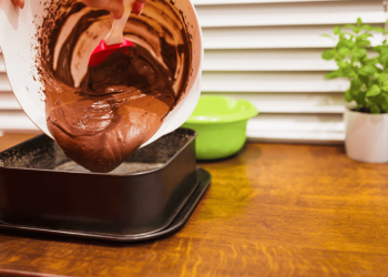 chocolate sendo despejado travessa