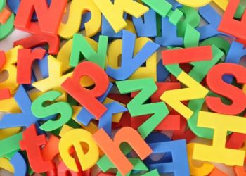 Letras espalhadas representando os nomes brasileiros.