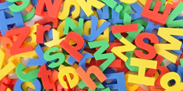 Letras espalhadas representando os nomes brasileiros.