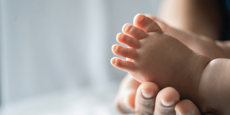 Mãe segurando o pé do bebê