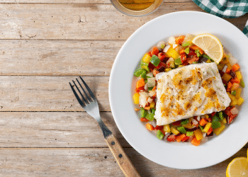 Entenda como preparar um bacalhau cremoso em uma receita prática e saborosa que une tradição, sabor e carinho na ceia de Natal. Foto: Freepik