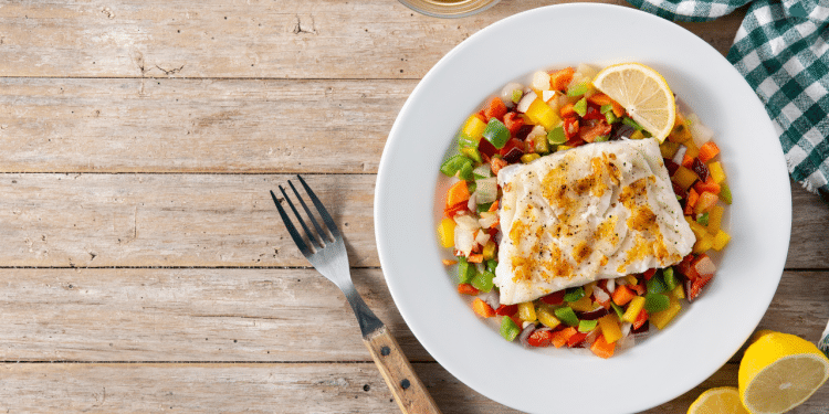 Entenda como preparar um bacalhau cremoso em uma receita prática e saborosa que une tradição, sabor e carinho na ceia de Natal. Foto: Freepik