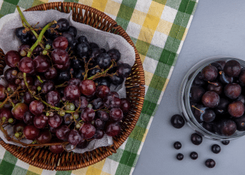 Bombom de uva na travessa para o Natal receita simples e deliciosa.
