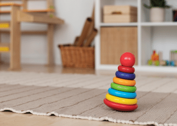 Entenda como as habilidades motoras evoluem e descubra sinais importantes do desenvolvimento infantil que toda família precisa observar. Foto: Freepik