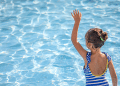 Criança na água dicas de segurança para piscinas que todos os pais devem saber.