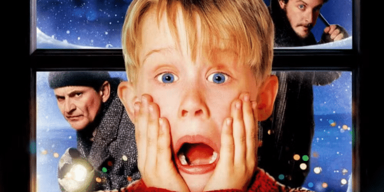 Macaulay Culkin em Esqueceram de Mim é um dos grandes clássicos natalinos. Foto: Reprodução/Disney +