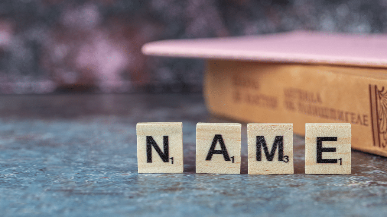 Entenda história de mãe que mudou o nome do bebê seis vezes antes de registrar o nome oficial da sua filha e como esse momento viralizou. Foto: Freepik