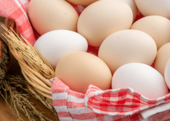 ovos dentro de uma cesta em cima da mesa