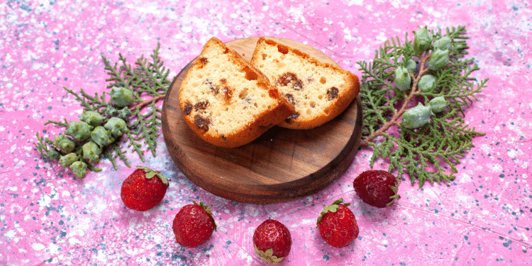Entenda como preparar o panetone de morango do amor e surpreender a família com uma receita simples e cheia de carinho para a ceia de Natal. Foto: Freepik