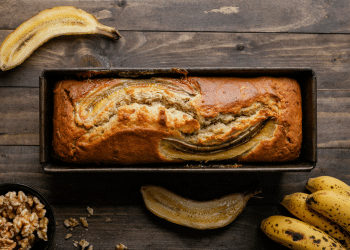 Pão de banana fit pronto em 30 minutos. Foto: Freepik.
