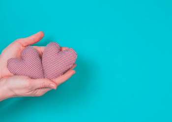 Entenda como disciplinar com pequenas atitudes seu filho pode acalmar conflitos, fortalecer vínculos e tornar a rotina mais leve. Foto: Freepik