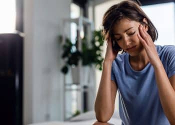 Estudo mostra que enxaqueca na gravidez pode aumentar risco de AVC e problemas cardiovasculares