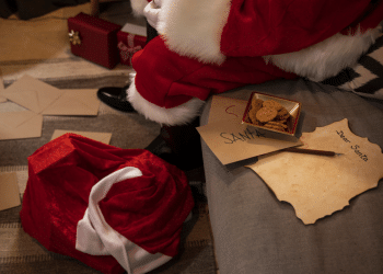 Descubra como abordar o tema papai noel de maneira simples, acolhedora e cheia de significado para sua família. Foto: Freepik